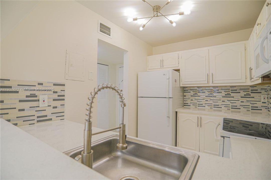 For Sale: $185,000 (1 beds, 1 baths, 791 Square Feet)