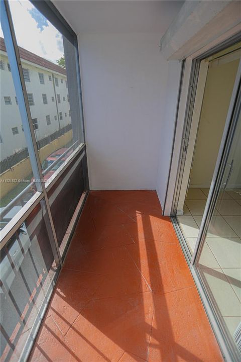 For Sale: $185,000 (1 beds, 1 baths, 791 Square Feet)