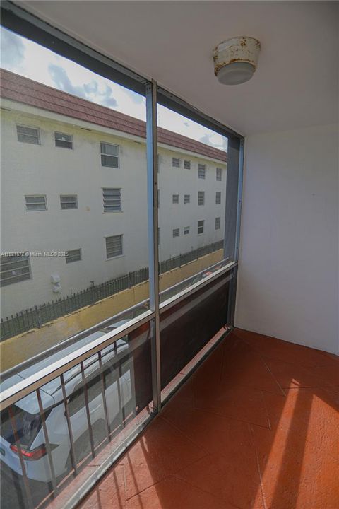 For Sale: $185,000 (1 beds, 1 baths, 791 Square Feet)