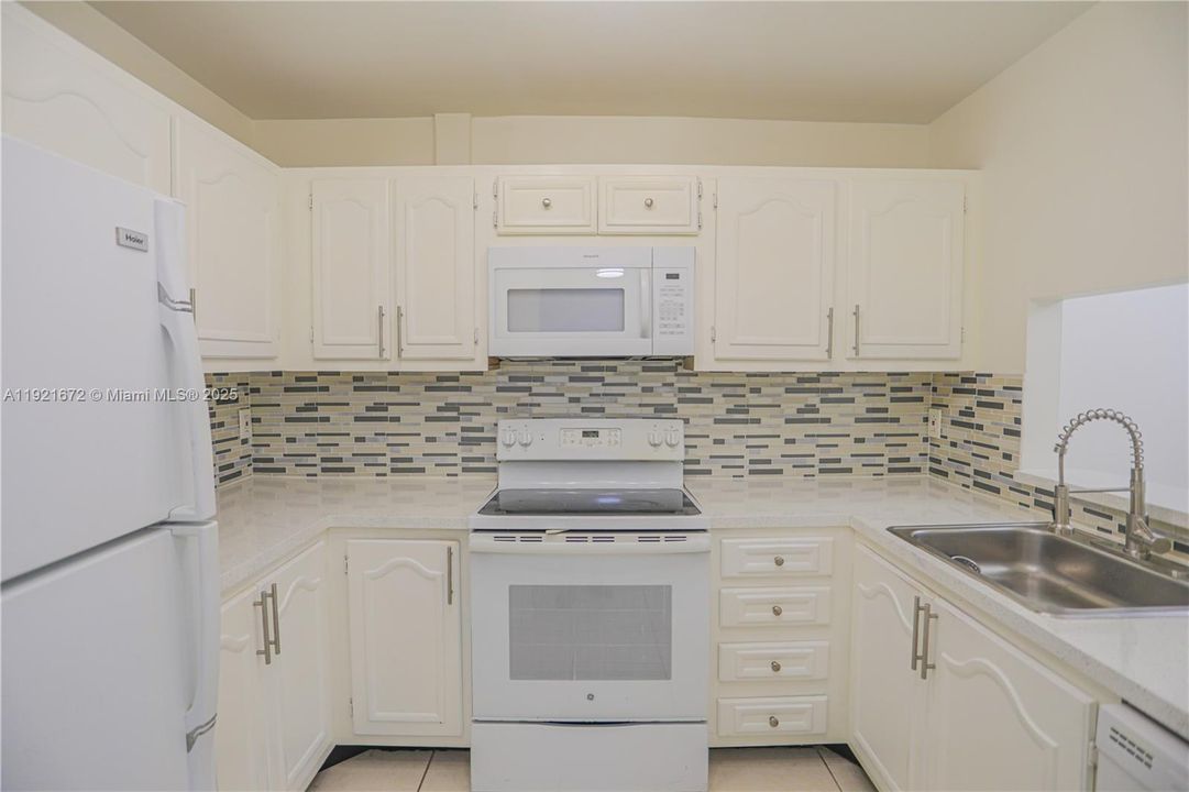 For Sale: $185,000 (1 beds, 1 baths, 791 Square Feet)