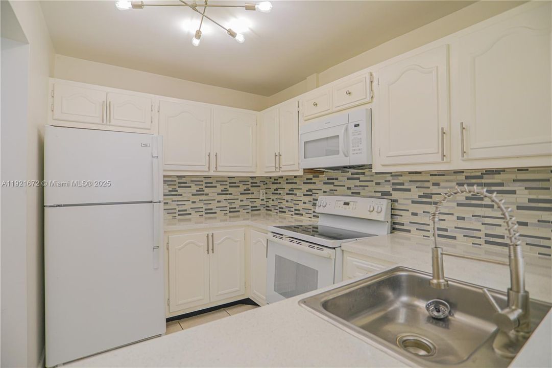 For Sale: $185,000 (1 beds, 1 baths, 791 Square Feet)