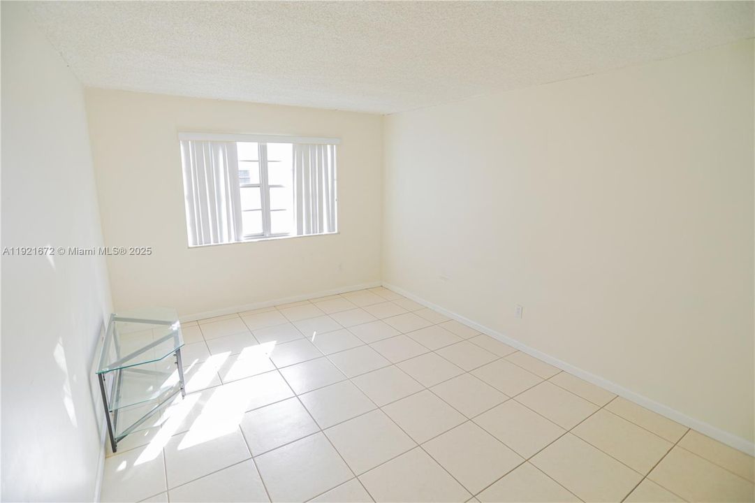 For Sale: $185,000 (1 beds, 1 baths, 791 Square Feet)