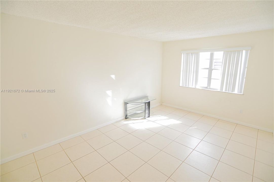 For Sale: $185,000 (1 beds, 1 baths, 791 Square Feet)