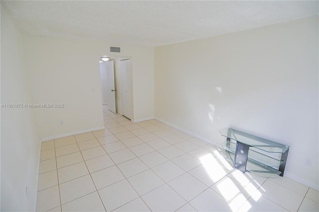 For Sale: $185,000 (1 beds, 1 baths, 791 Square Feet)