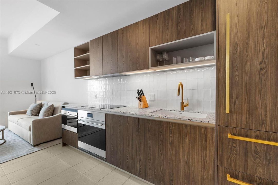 For Sale: $525,000 (1 beds, 1 baths, 504 Square Feet)