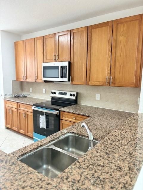 For Sale: $254,500 (3 beds, 3 baths, 1601 Square Feet)