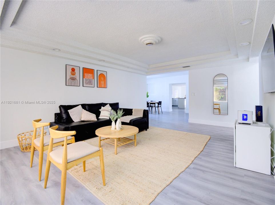 En Venta: $859,000 (5 camas, 3 baños, 2856 Pies cuadrados)