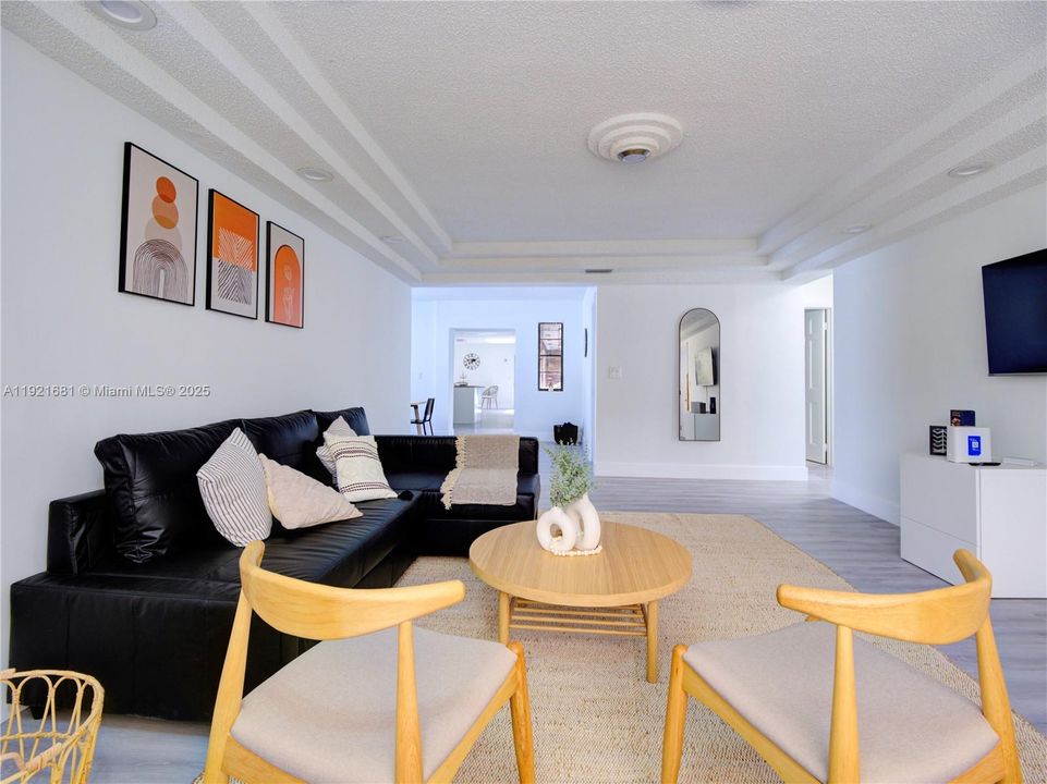 En Venta: $859,000 (5 camas, 3 baños, 2856 Pies cuadrados)