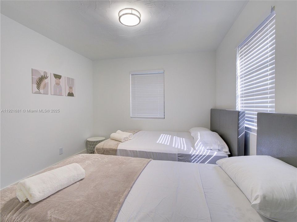 En Venta: $859,000 (5 camas, 3 baños, 2856 Pies cuadrados)