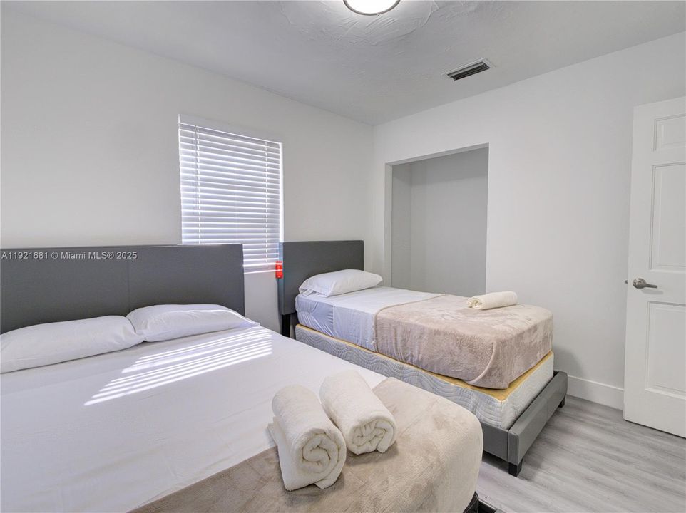 En Venta: $859,000 (5 camas, 3 baños, 2856 Pies cuadrados)