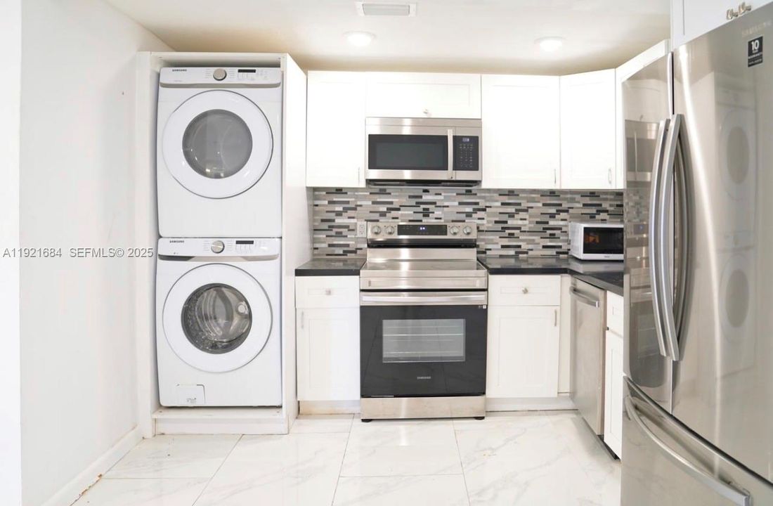 For Sale: $700,000 (3 beds, 3 baths, 1250 Square Feet)