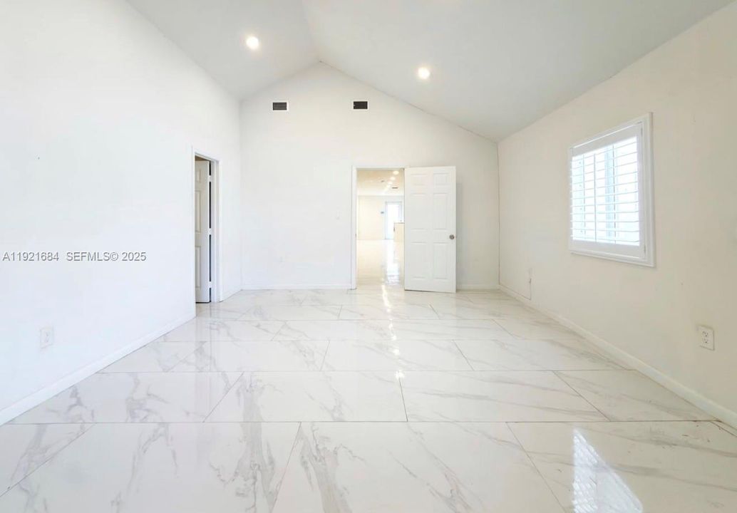 For Sale: $700,000 (3 beds, 3 baths, 1250 Square Feet)