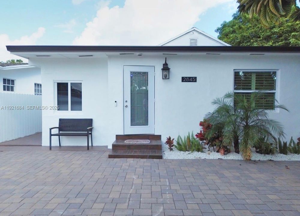 For Sale: $700,000 (3 beds, 3 baths, 1250 Square Feet)