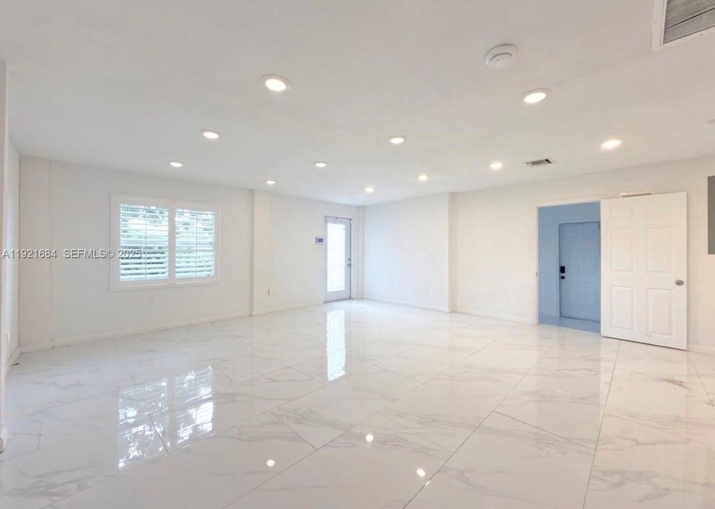 For Sale: $700,000 (3 beds, 3 baths, 1250 Square Feet)