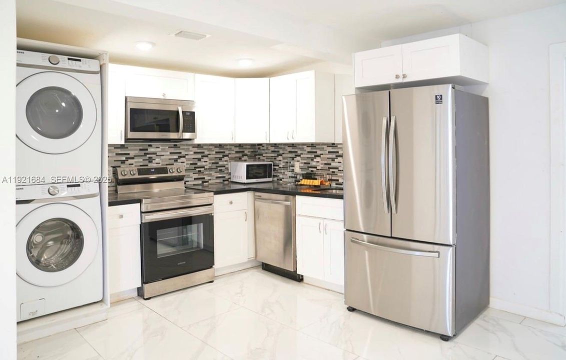 For Sale: $700,000 (3 beds, 3 baths, 1250 Square Feet)