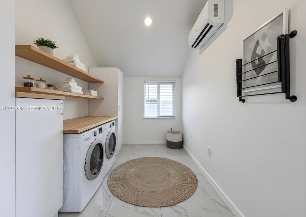 For Sale: $700,000 (3 beds, 3 baths, 1250 Square Feet)