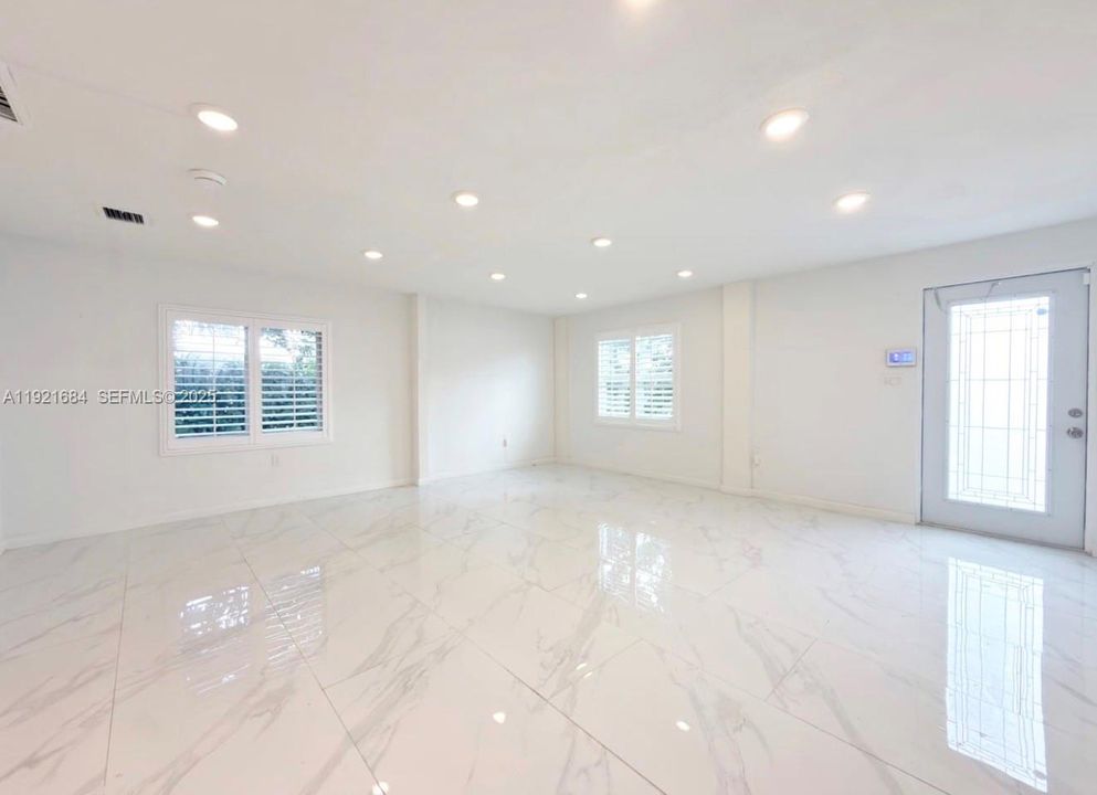 For Sale: $700,000 (3 beds, 3 baths, 1250 Square Feet)