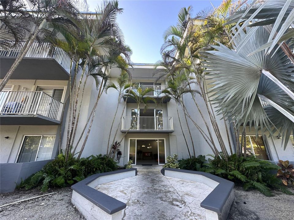 For Rent: $1,850 (1 beds, 1 baths, 713 Square Feet)