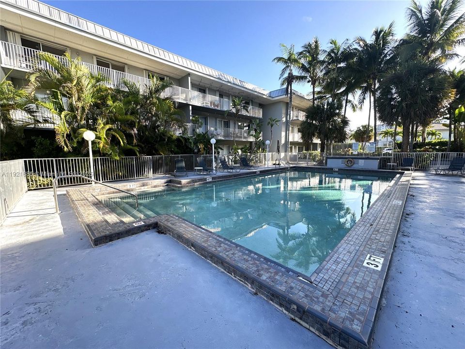 For Rent: $1,850 (1 beds, 1 baths, 713 Square Feet)