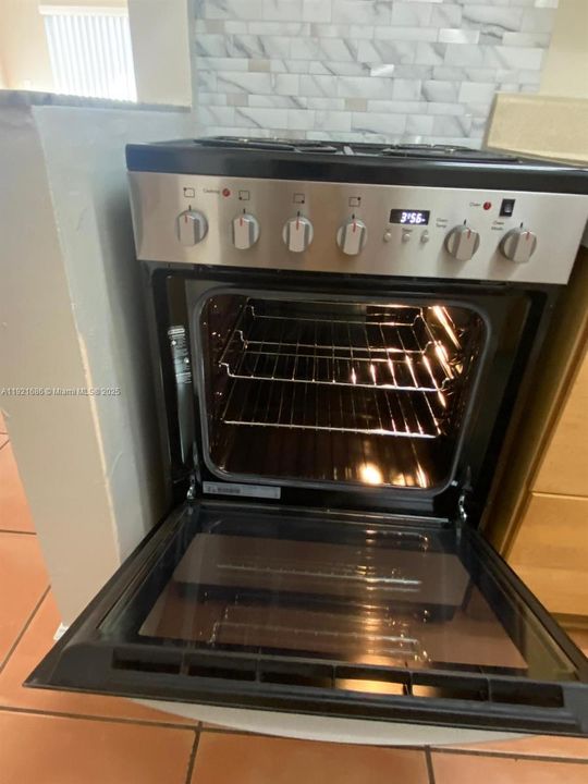 For Rent: $1,900 (1 beds, 1 baths, 660 Square Feet)