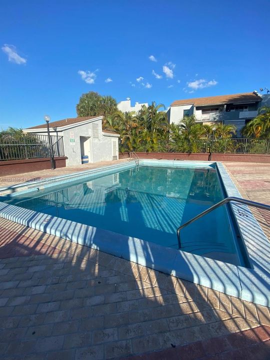 For Rent: $1,900 (1 beds, 1 baths, 660 Square Feet)