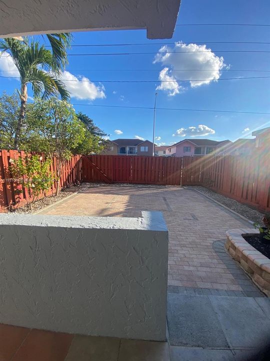 For Rent: $1,900 (1 beds, 1 baths, 660 Square Feet)