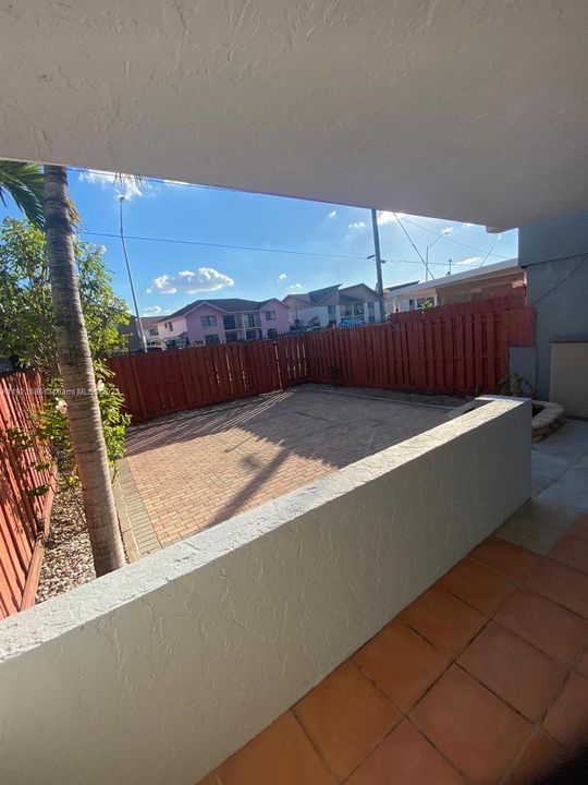 For Rent: $1,900 (1 beds, 1 baths, 660 Square Feet)