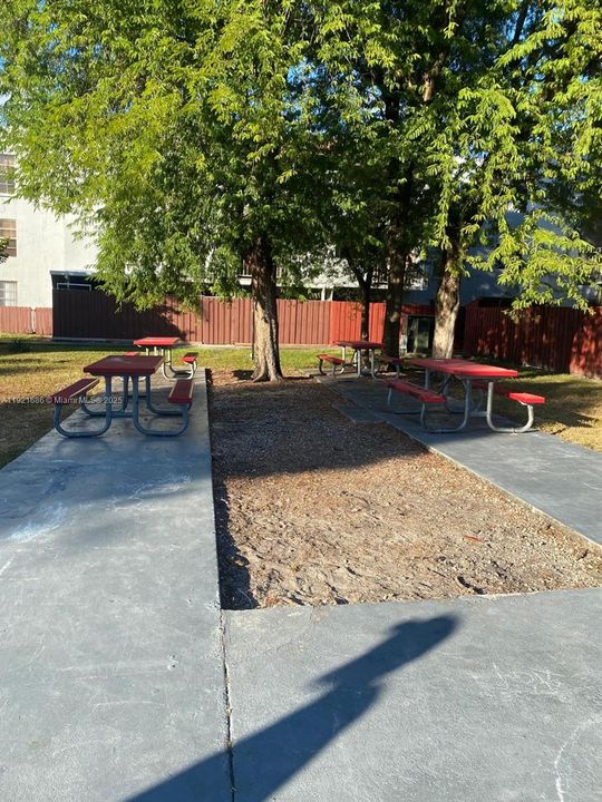 For Rent: $1,900 (1 beds, 1 baths, 660 Square Feet)