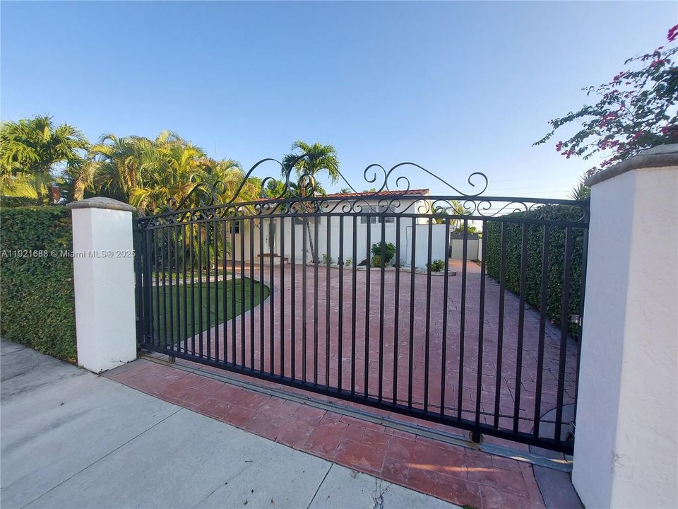 For Rent: $4,500 (4 beds, 3 baths, 1685 Square Feet)