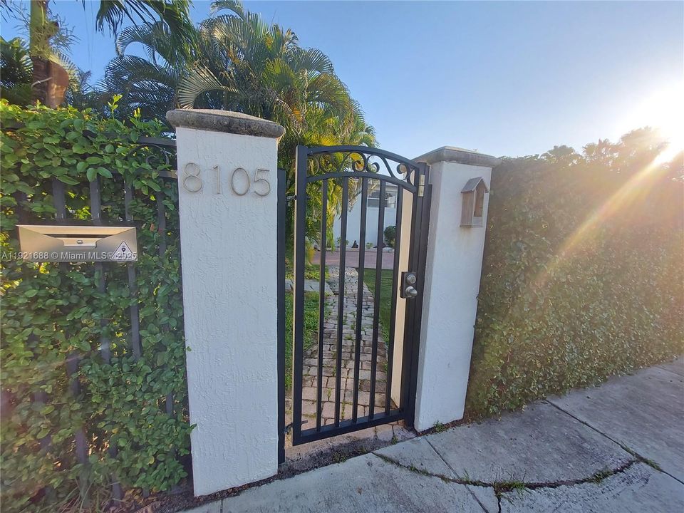 For Rent: $4,500 (4 beds, 3 baths, 1685 Square Feet)