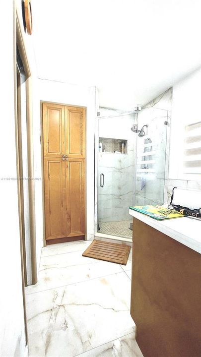 На продажу: $750,000 (3 спален, 1 ванн, 2104 Квадратных фут)