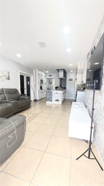 На продажу: $750,000 (3 спален, 1 ванн, 2104 Квадратных фут)