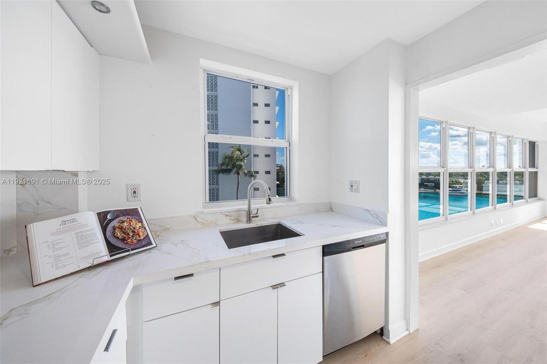 На продажу: $899,000 (2 спален, 2 ванн, 1770 Квадратных фут)