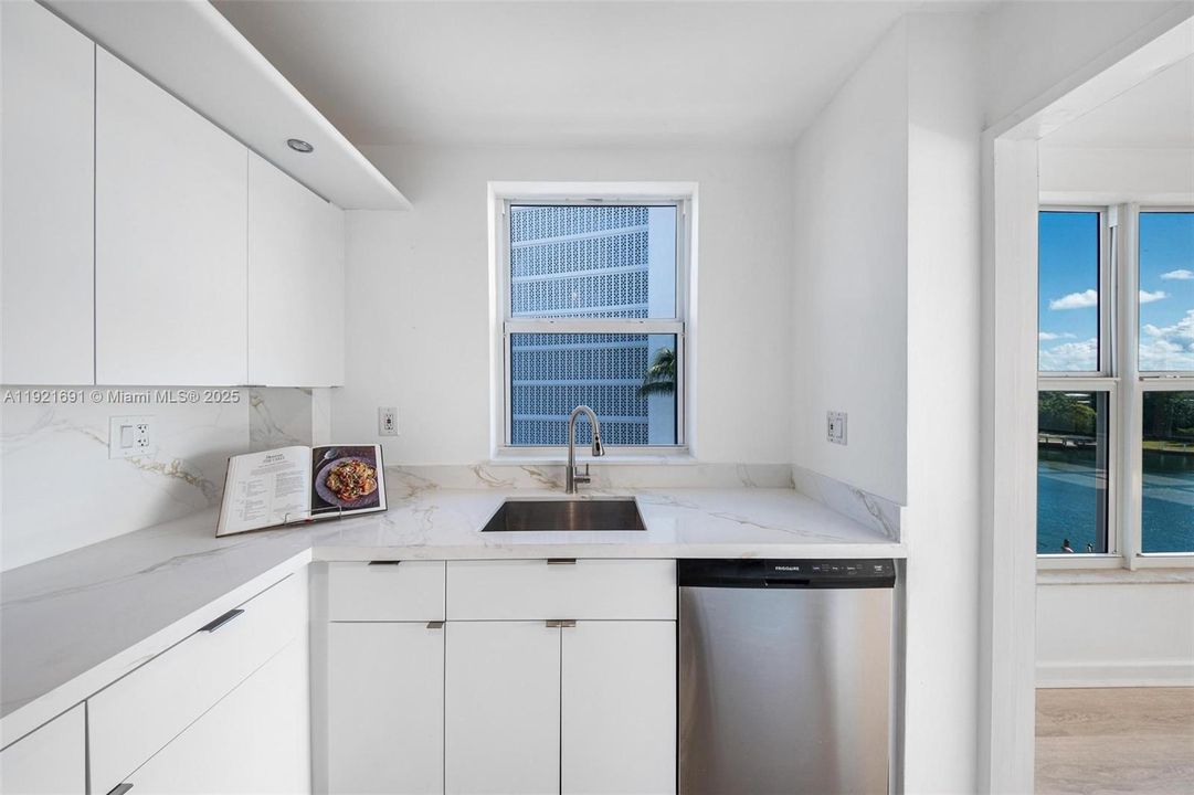 На продажу: $899,000 (2 спален, 2 ванн, 1770 Квадратных фут)