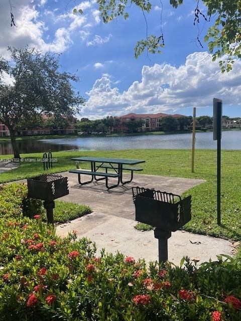 For Rent: $1,950 (1 beds, 1 baths, 775 Square Feet)