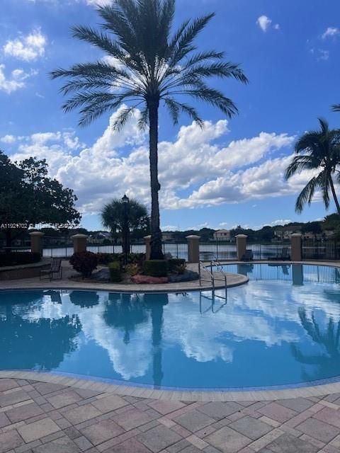 For Rent: $1,950 (1 beds, 1 baths, 775 Square Feet)