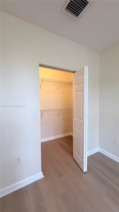 For Rent: $1,950 (1 beds, 1 baths, 775 Square Feet)