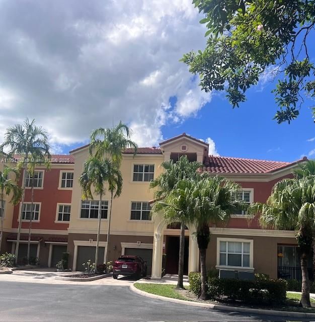 For Rent: $1,950 (1 beds, 1 baths, 775 Square Feet)