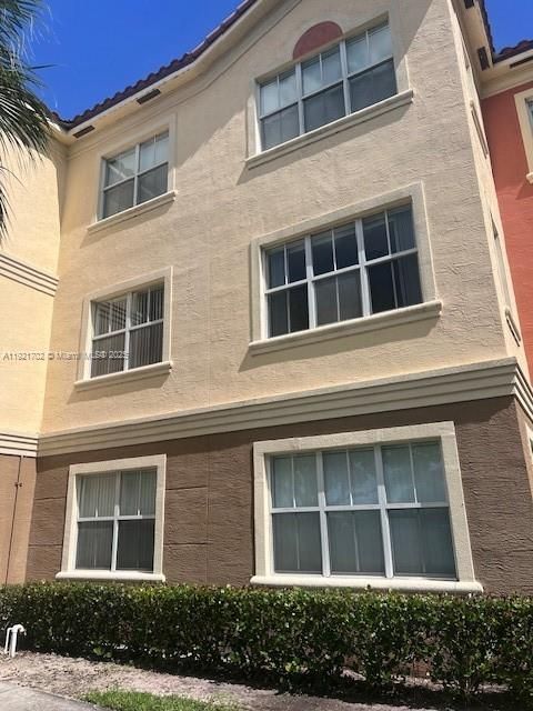 For Rent: $1,950 (1 beds, 1 baths, 775 Square Feet)