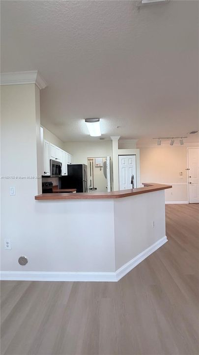 For Rent: $1,950 (1 beds, 1 baths, 775 Square Feet)