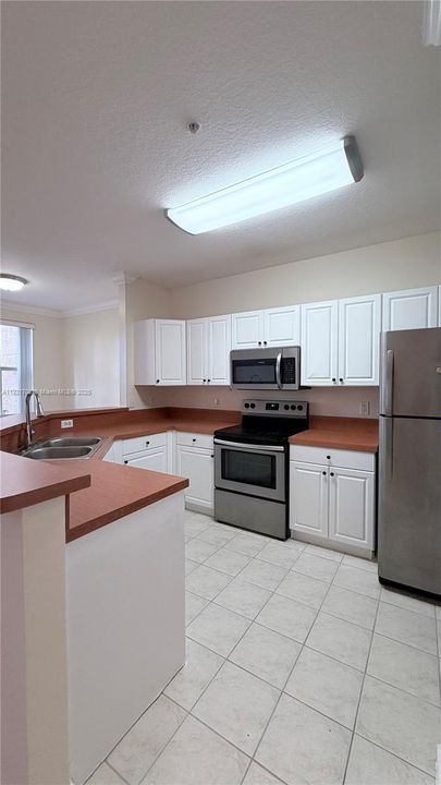 For Rent: $1,950 (1 beds, 1 baths, 775 Square Feet)