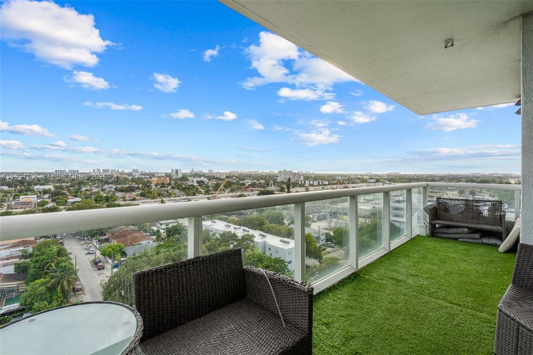 For Sale: $300,000 (1 beds, 2 baths, 803 Square Feet)