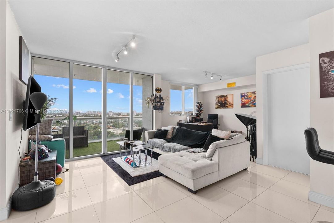 For Sale: $300,000 (1 beds, 2 baths, 803 Square Feet)