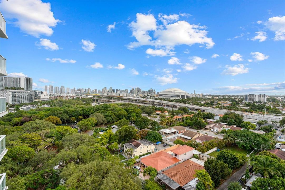 For Sale: $300,000 (1 beds, 2 baths, 803 Square Feet)