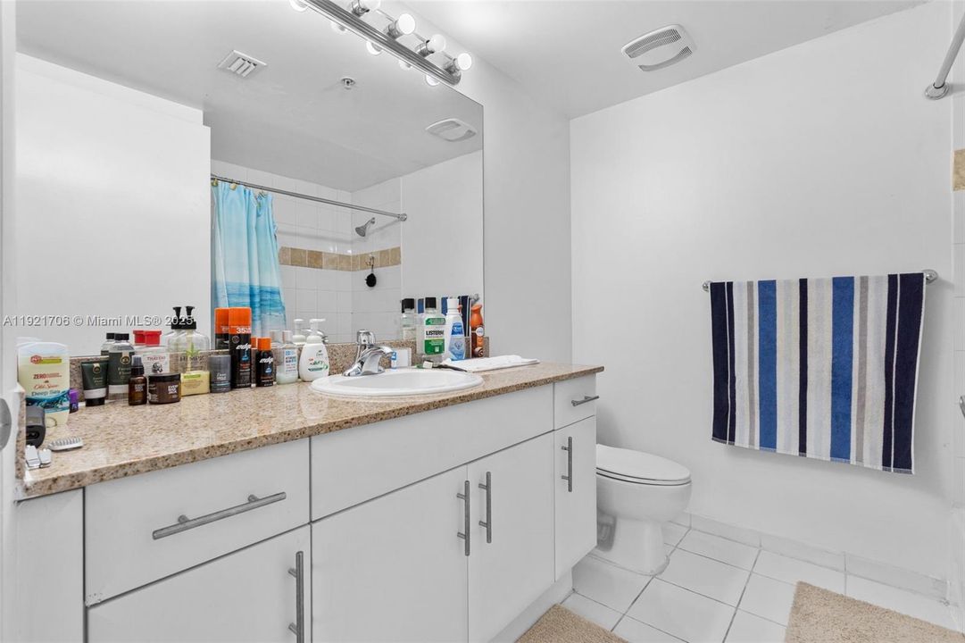 For Sale: $300,000 (1 beds, 2 baths, 803 Square Feet)