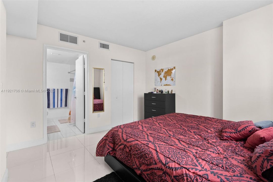 For Sale: $300,000 (1 beds, 2 baths, 803 Square Feet)
