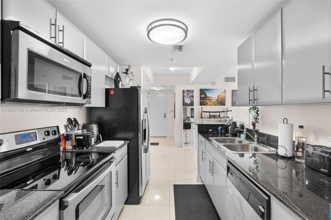 For Sale: $300,000 (1 beds, 2 baths, 803 Square Feet)