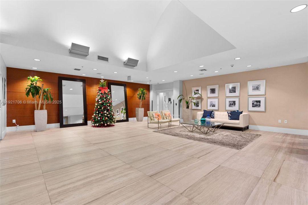 For Sale: $300,000 (1 beds, 2 baths, 803 Square Feet)