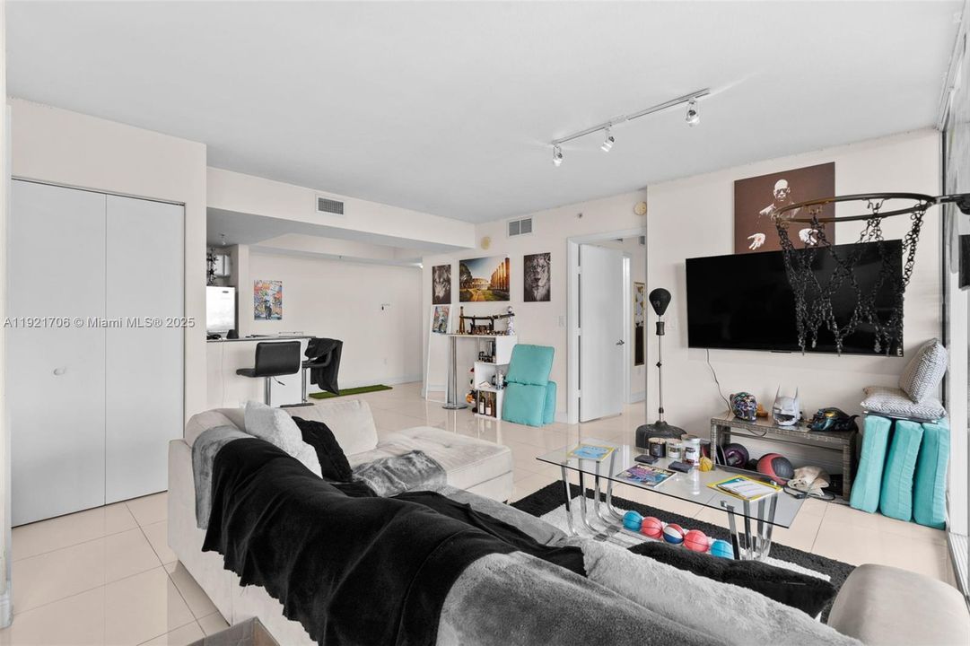 For Sale: $300,000 (1 beds, 2 baths, 803 Square Feet)