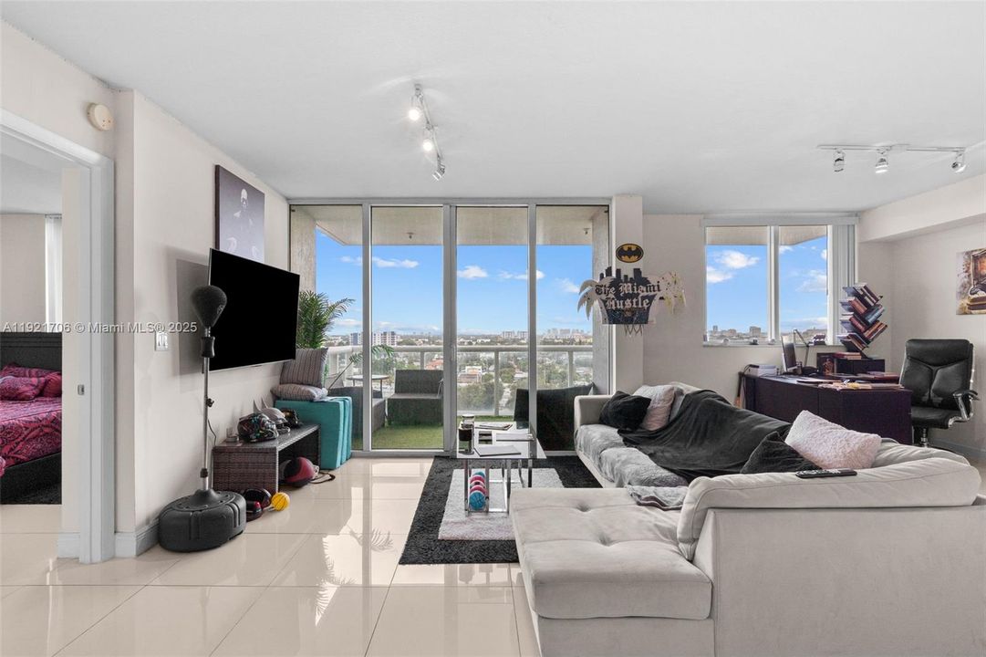 For Sale: $300,000 (1 beds, 2 baths, 803 Square Feet)